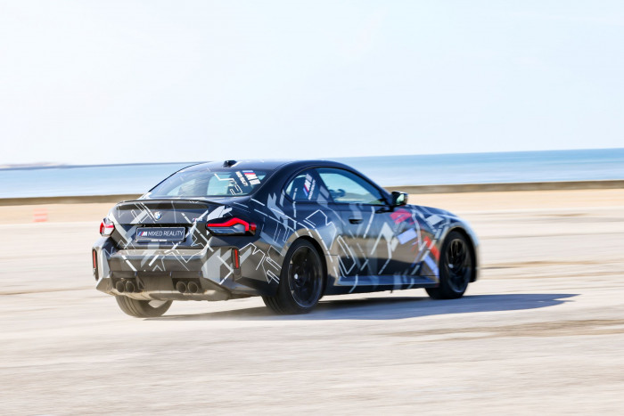 Mit dem BMW M2 geht es über einen abgesperrten Parkplatz mit Blick auf den Tejo in Lissabon. (Bild: Wolfgang Groeger-Meier für BMW)
